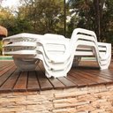 Ver imagem 4 de Kit 02 Espreguiçadeira Piscina de Plástico Pitangui Branca com Rodas