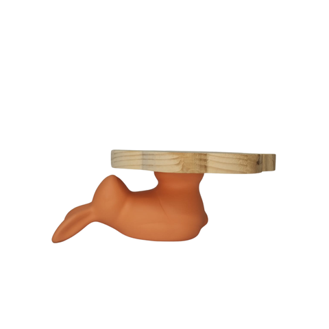 Coelho em Cerâmica com Suporte de Madeira: Um Toque de Charme e Rusticidade À Sua Decoração!