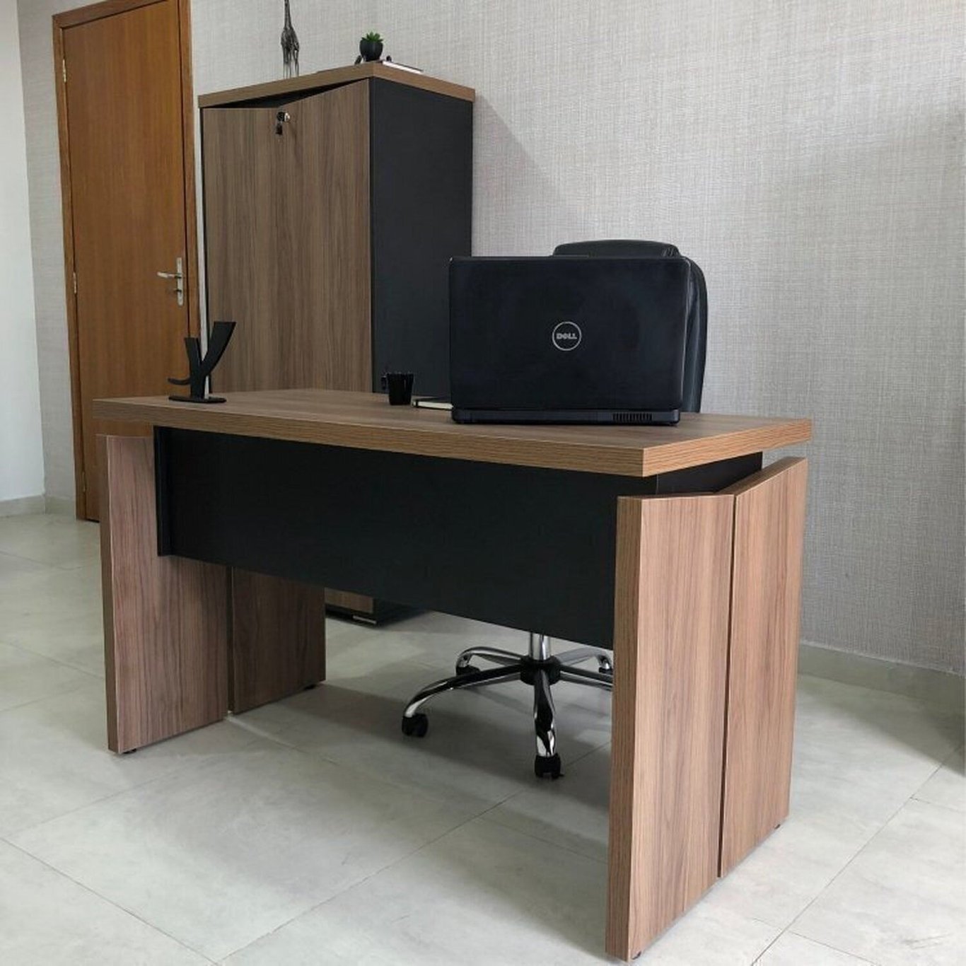 Imagem do Conjunto Mesa Diretor em L para Escritório e Atendimento Artany Nogal Preto Marrom