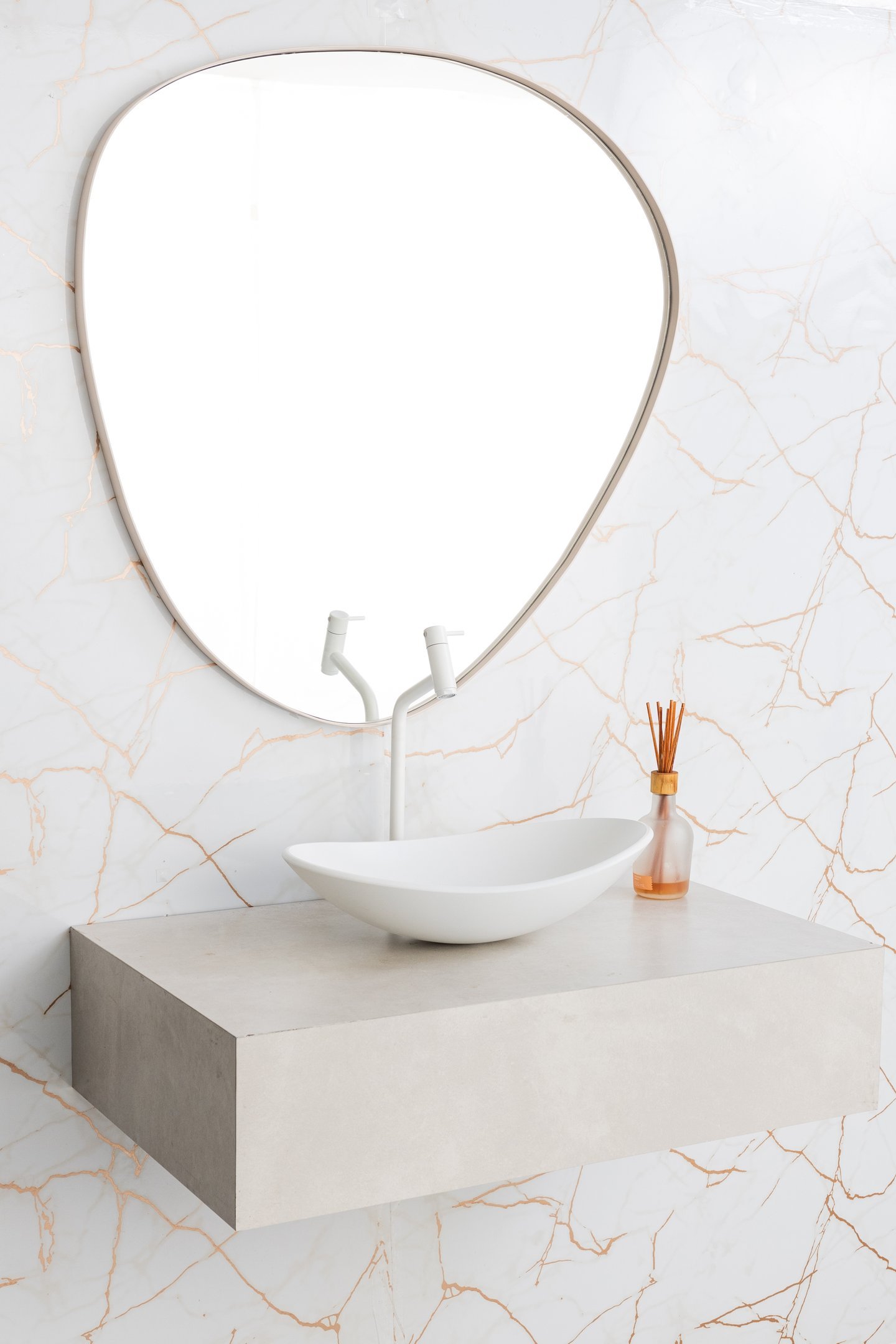 Espelho Orgânico com Moldura em Metal Quarto Sala Hall 70x60 Cm Off-white - 1