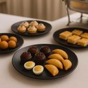 Ver imagem 2 de Kit 12 Pratos Plásticos Servir 25cm Buffet Coza Preto Doces Salgados Festas Eventos