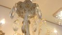 Ver imagem 3 de Lustre Candelabro Provençal 6 Braços Branco com Dourado com Cristais para Sala ou Quarto