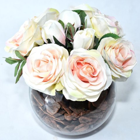 Arranjo de Rosas Artificiais Salmão Rosadas em Vaso de Vidro