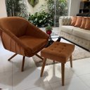 Ver imagem 3 de Kit Poltrona Giovana Giratória Ferro e Madeira, Puff Capitonê Luxo e Almofadas em Sued Premium:terra