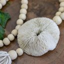 Ver imagem 3 de Colar de Mesa Artesanal com Contas e Coral Importado de Bali
