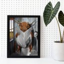 Ver imagem 2 de Quadro Boi no Banheiro Lendo Jornal 24x18cm - com Vidro:madeira Branca