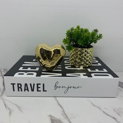 Livro decorativo, vaso cerâmico dourado e coração trabalhado