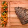 Tábua de Churrasco Retangular em Madeira de Eucalipto 45x33xcm com Divisória para Farofa Essence - 4