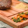 Tábua de Churrasco Retangular em Madeira de Eucalipto 45x33xcm com Divisória para Farofa Essence - 3