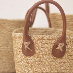 Cesto Fibra Natural Palha Trançada Bege com Alça Marrom Couro Sintético 30cm X 21cm - Paramount - 5