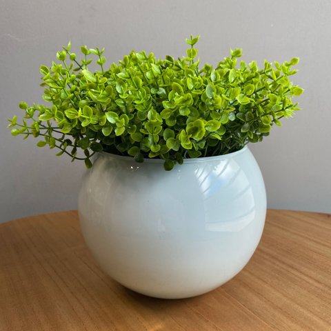 Arranjo Centro de Mesa Vaso Branco Verdinho Artificial Completo Decore Fácil Shop