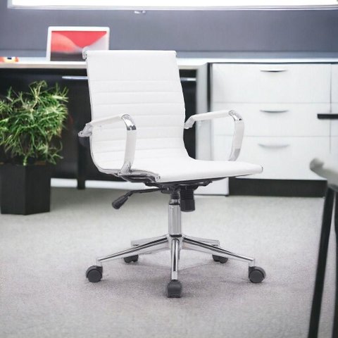 Cadeira de Escritório Elegante em Couro Branco com Braços Cromados para Ambientes Modernos