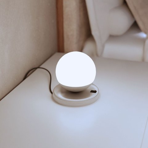Abajur Luminaria de Mesa Dama Moderno com Globo Vidro e Lâmpada Branco Frio