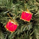 Ver imagem 5 de Kit 18 Mini Enfeites Natal Tambor e Botinha Instrumento Veludo Vermelho e Dourado 3cm - Magizi