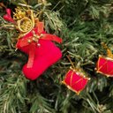 Ver imagem 2 de Kit 18 Mini Enfeites Natal Tambor e Botinha Instrumento Veludo Vermelho e Dourado 3cm - Magizi