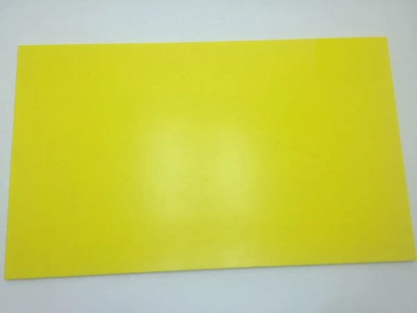 Tabua de Corte LISA em polietileno - amarela - 33 x 25