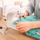 Ver imagem 1 de Mini Maquina de Costura Domestica Luz LED Portátil Bivolt Compacta