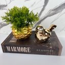 Ver imagem 2 de Livro decorativo 'Marmore', vaso dourado e pássaro cerâmico