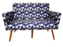 Ver imagem 1 de Namoradeira Nina Decorativa Suede Triângulo Roxo 2 Lugares Pés Madeira Ms Decor
