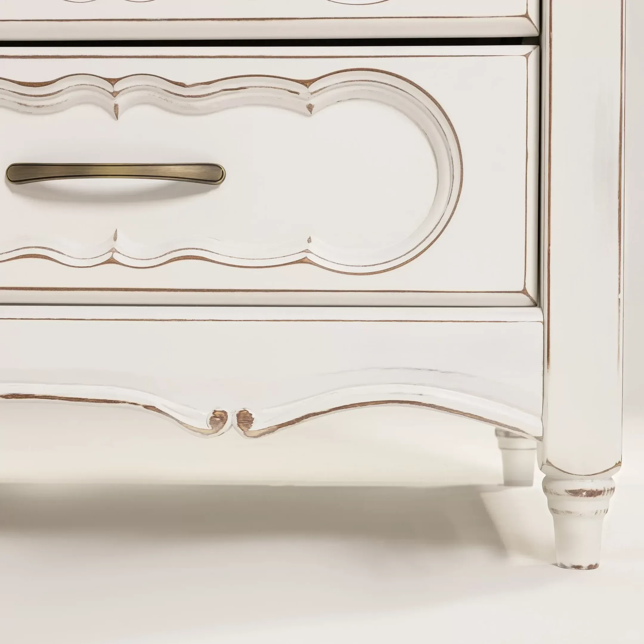 Ver imagem 5 de Cômoda Lilie Clássica | 8 Gavetas | Branco Provençal Cor:Branco-Provencal:Branco-Provencal