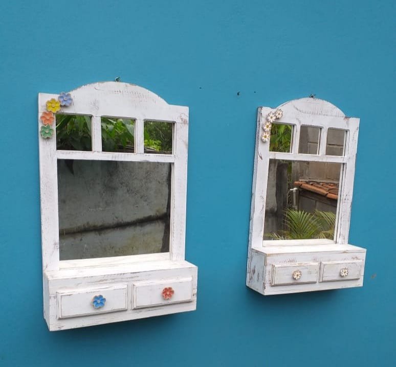 espelho com moldura em formato de janela reforçado em madeira