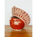 Ver imagem 3 de Escultura Cabeça Indígena Terena com Cocar em Cerâmica. Decoração Artesanal