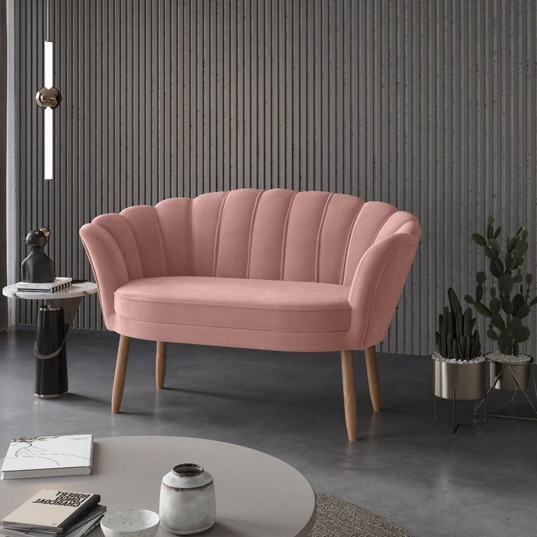 Sofá Namoradeira Decorativa Pétala Luxo Veludo Rosa Pés Palito - Visan Estofados