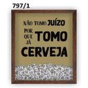 Ver imagem 2 de QUADRO PORTA TAMPINHAS DECORATIVO FRASE NAO TOMO JUIZO TOMO CERVEJA EM VIDRO E MADEIRA VINTAGE
