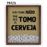 QUADRO PORTA TAMPINHAS DECORATIVO FRASE NAO TOMO JUIZO TOMO CERVEJA EM VIDRO E MADEIRA VINTAGE - 2