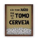 Ver imagem 1 de QUADRO PORTA TAMPINHAS DECORATIVO FRASE NAO TOMO JUIZO TOMO CERVEJA EM VIDRO E MADEIRA VINTAGE