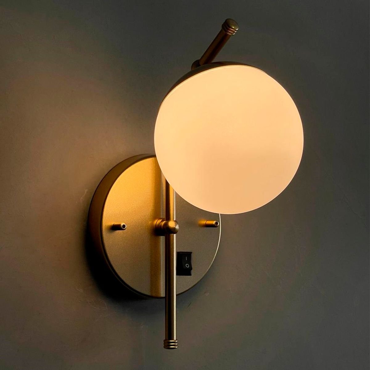 Arandela Luminária de Parede Inclinada com Interruptor Dourado com Globo Vidro Fosco 12cm