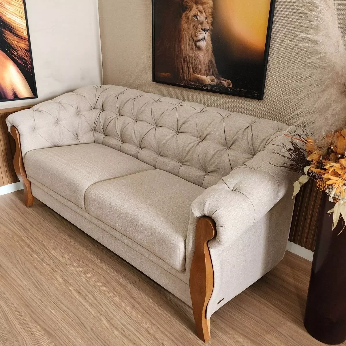 Ver mais imagens de Estofado 2 Lugares Madeira Nobre Linho Bege Adhara Retrô- Harmônica Móveis