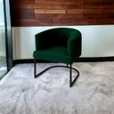 Ver imagem 3 de Poltrona Decorativa Arredondada Emi Base de Ferro Preto Fosco em Veludo Verde Estofama