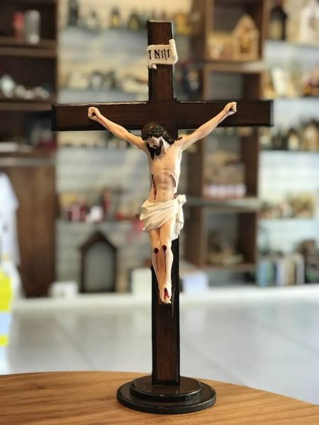 Crucifixo com base em Madeira e Resina importada 25 x 16 cm - Loja