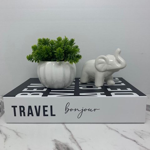 Livro Decorativo, Vaso Branco Trabalhado e Elefante Cerâmico
