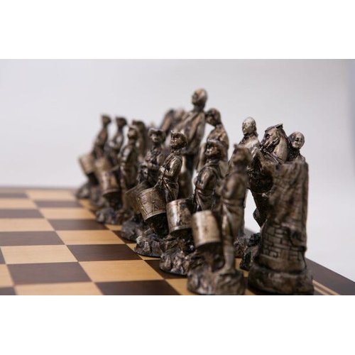 Em primeiro plano, um rei branco está no tabuleiro de xadrez, um