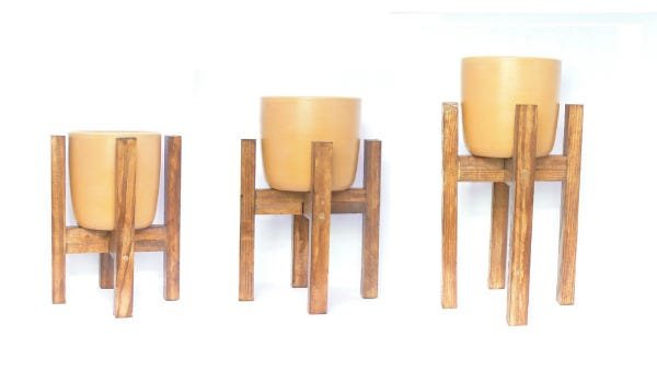 Trio de vasos decorativos Cachepot em barro com suporte de madeira - Marrom - 3