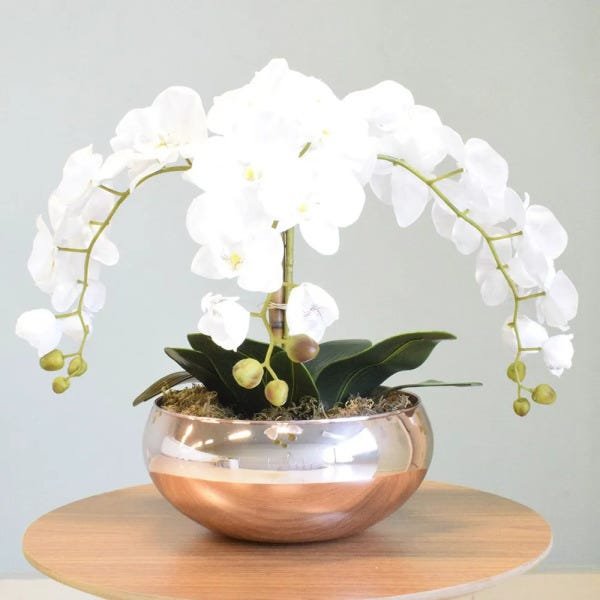 Arranjo com Três Hastes de Orquídeas Brancas No Vaso Rose Gold|Linha Permanente Formosinha