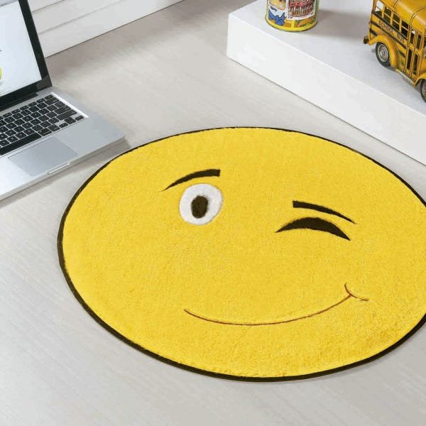 Tapete de Pelúcia Antiderrapante Redondo Formato Emoji 65cm com Base Antiderrapante Cor: Pisca - 2