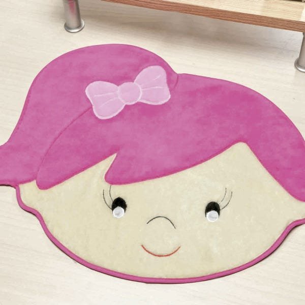 Tapete Infantil Menina Lívia para Decoração de Quarto Antiderrapante e Tecido Pelúcia Bordada - 2