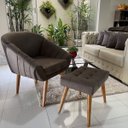 Ver imagem 2 de Kit Poltrona Giovana Puff Capitonê Luxo e Almofadas em Sued Premium: Marrom Pés Madeira Claro