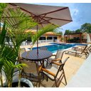Ver imagem 2 de Kit Completo de Piscina Jardim e Área Externa Cadeiras Mesa Espreguiçadeiras Chaise Ombrelone