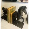 CAVALO PIETA APOIO DE LIVROS Premium Mármore Branco Gold - 1