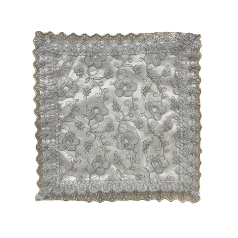 Capa de Almofada Decorativa Branco com Detalhes Prateado para Sofá