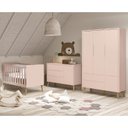Ver imagem 2 de Dormitório Infantil Theo Retrô 3 Portas, Cômoda 1 Porta, Berço Rosa Fosco com Pés Madeira Natural e