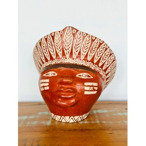 Escultura Cabeça Indígena Terena com Cocar em Cerâmica. Decoração Artesanal