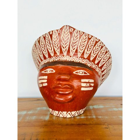 Escultura Cabeça Indígena Terena com Cocar em Cerâmica. Decoração Artesanal