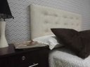 Ver imagem 1 de Cabeceira para Cama Box Solteiro Suede Bege Almofadada 90 X 110 Durasi 15 Rbl