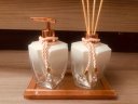 Ver imagem 1 de Kit Lavabo Rose Gold Bandeja Sabonete Difusor Vidro + Aromas