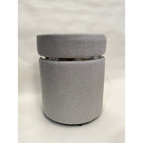 Puff Redondo Estofado com Aro Metálico, Tecido Linho Cinza Claro, Design Moderno